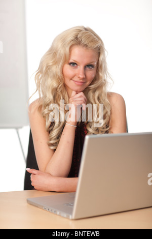 Imprenditrice su un computer portatile Foto Stock