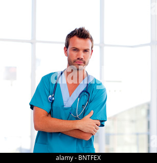 Grave giovane medico isolato in ospedale Foto Stock