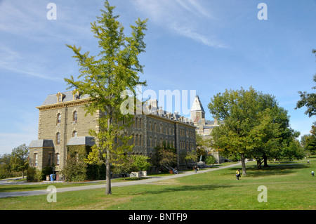 Gli studenti di fronte Morrill Hall Cornell University campus Ithaca New York Regione dei Laghi Finger Foto Stock