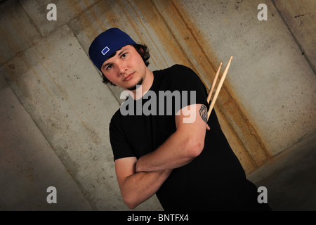 Giovane con bacchette su sfondo grunge Foto Stock