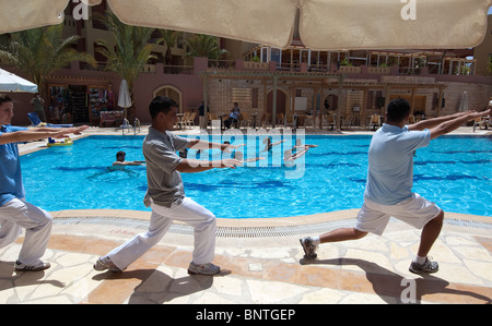 Sport acquatici in un Aqaba (Giordania) piscina Foto Stock