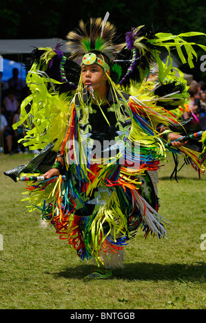 Giovani indiani nativi fancy dancer dancing a sei nazioni riserva Pow Wow gran fiume ontario canada Foto Stock