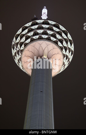 Menara kuala Lumpur tv tower illuminata di notte Foto Stock