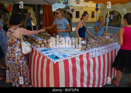 Salsicce e pate in stallo Le Marche de 14 Juillet del mercato francese di vendita di alimenti e bevande isola di Kampa Praga Foto Stock