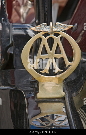 Automobile Association. Il vecchio logo di ottone fissato alla parte anteriore di una macchina vecchia. Foto Stock