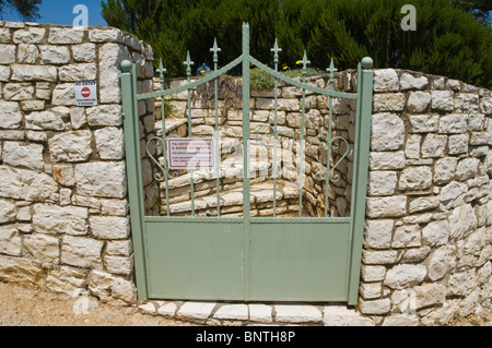 Cancello di sicurezza con segno su holiday villa a Kassiopi sul greco dell'isola Mediterranea di Corfu Grecia GR Foto Stock