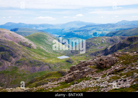 Vista dalla cima del vertice di Scafell Pike, verso Styhead Tarn con Derwent Water in lontananza. Foto Stock