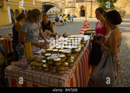 Le Marche de 14 Juillet del mercato francese di vendita di alimenti e bevande isola di Kampa Praga Repubblica Ceca Europa Foto Stock