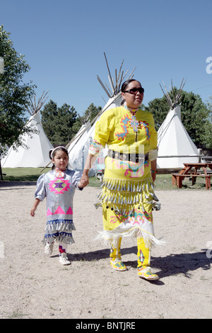 I partecipanti in un Powwow detenute in Cheyenne Wyoming, durante la frontiera annuale di giorni di eventi. Foto Stock