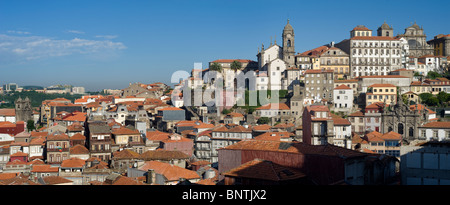 Il Portogallo, Porto, i tetti della città vecchia, Sao Bento da Vitoria chiesa Foto Stock