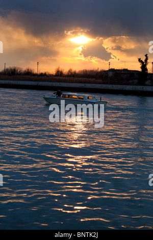 Acqua veneziano Taxi al crepuscolo Foto Stock