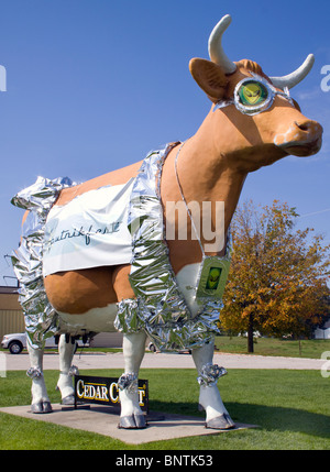 La Cedar Crest Alien Cow di Manitowoc, Wisconsin, unisce l'orgoglio di dairyland all'eccentricità extraterrestre, un punto di riferimento bizzarro per i viaggiatori. Foto Stock