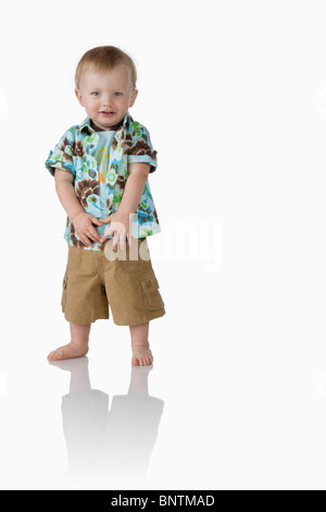 Happy Baby Boy in piedi in camicia hawaiana Foto Stock