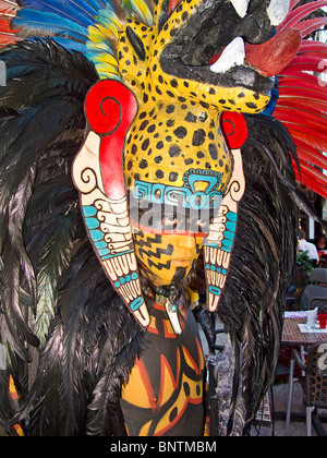 L'uomo pone come Maya cerimoniali in costume sulla striscia turistica lungo la Quinta Avenue shopping prominade, Playa del Carmen e Riviera Maya Foto Stock