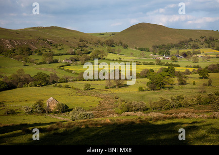 La stalla e i campi nei pressi di Glutton Ponte Dovedale superiore Parco Nazionale di Peak District DERBYSHIRE REGNO UNITO Foto Stock