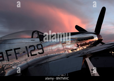 Un North American P-51D Mustang siede sulla rampa al tramonto. Foto Stock