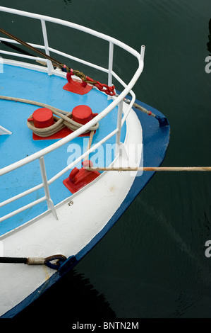 La prua di una barca da pesca ormeggiate nel porto di Newlyn in Cornovaglia. Foto di Gordon Scammell Foto Stock