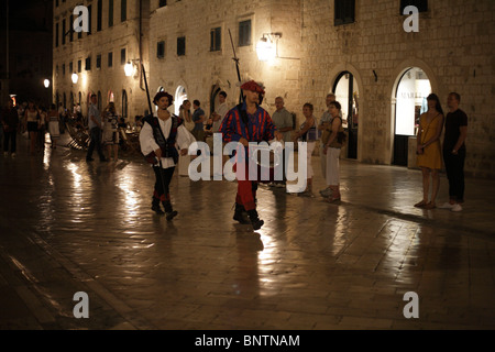Di notte nella città vecchia di Dubrovnik Croazia cerimonia del cambio della guardia in costume storico Foto Stock