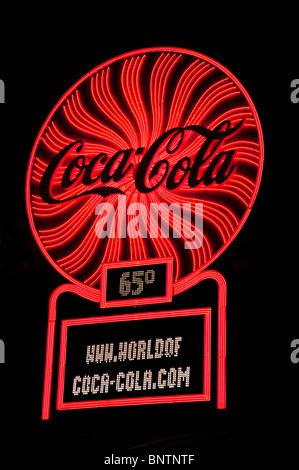 Il Neon Coca Cola sign in downtown Atlanta in Georgia, la città natale di coke. Foto Stock