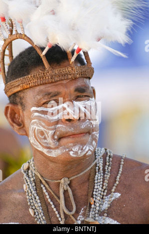 Ritratto di Papua con un tradizionale copricapo Foto Stock