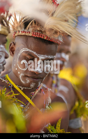 Ritratto di Papua con un tradizionale copricapo Foto Stock