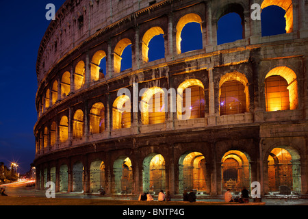 Il Colosseo o il Colosseo a Roma, in Italia è illuminata di notte Foto Stock