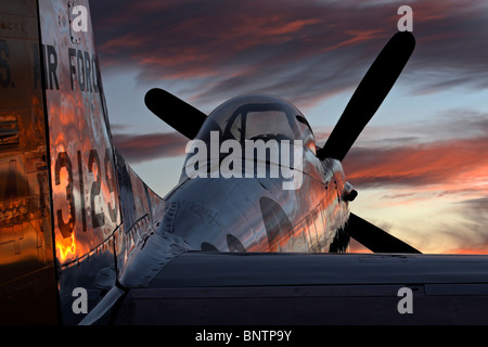 Un North American P-51D Mustang siede sulla rampa al tramonto. Foto Stock