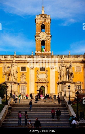 Passeggiata turistica della Cordonata scalinata progettata da Michelangelo che conduce alla piazza del Campidoglio, Roma Lazio Italia Foto Stock