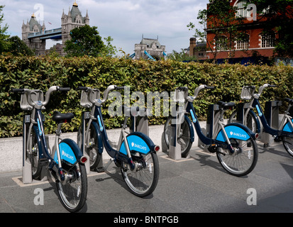 London cycle hire docking station vicino al Tower Bridge London REGNO UNITO Foto Stock