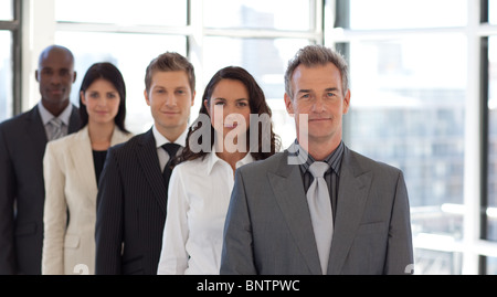 Il CEO di sesso maschile a capo di un team Foto Stock