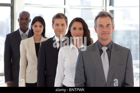 Il CEO di sesso maschile a capo di un team Foto Stock