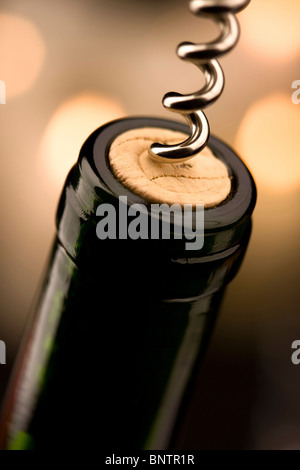 Apertura di una bottiglia di vino in festa Foto Stock