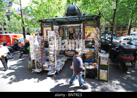 Edicola tradizionale Parigi Francia Foto Stock