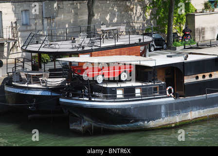 Amphicar, anfibia auto parcheggiate su houseboat in Parigi Francia Foto Stock