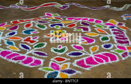 Pongal disegni nella parte anteriore del case/abitazioni Foto Stock