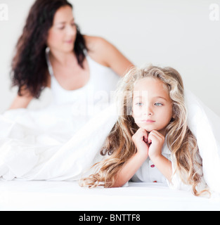 Vivace madre e figlia abbracciando sul letto Foto Stock