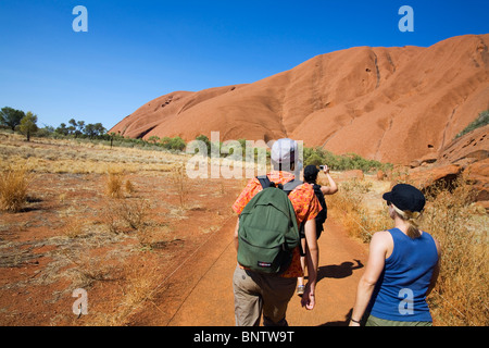 Gli escursionisti su Uluru (Ayers Rock) di base a piedi. Uluru-Kata Tjuta National Park, il Territorio del Nord, l'Australia. Foto Stock