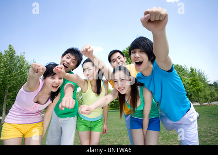 Ritratto di un gruppo di amici al parco Foto Stock