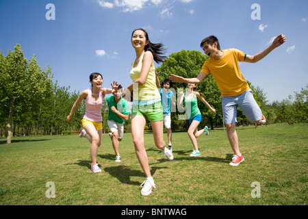 Gruppo di amici a giocare il football americano Foto Stock