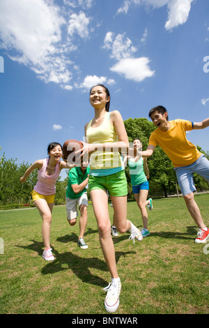 Gruppo di amici a giocare il football americano Foto Stock