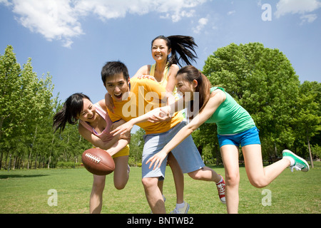 Gruppo di amici a giocare il football americano Foto Stock