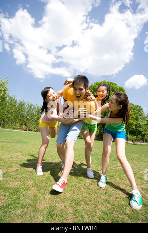 Gruppo di amici a giocare il football americano Foto Stock