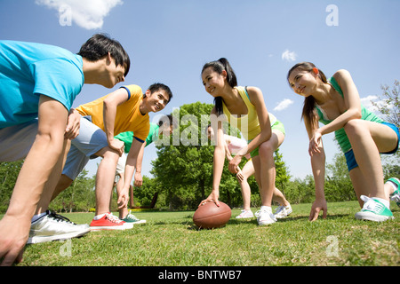 Gruppo di amici a giocare il football americano Foto Stock