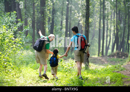 Ragazzo escursionismo con suo padre e suo nonno Foto Stock