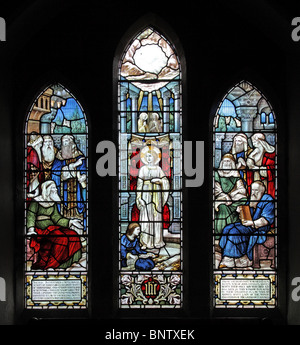 Una finestra di vetro colorato che raffigura Gesù nel tempio come un ragazzo di dodici anni, la chiesa di St Margaret, Ratlinghope, Shropshire Foto Stock