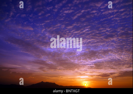 Tramonto con una sorta sulle montagne Matang dall altezza dell'uccello volo. Malaysia. Borneo. Kuching. Foto Stock