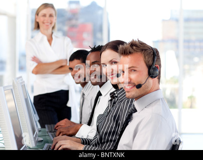 Team radiante in un call center Foto Stock
