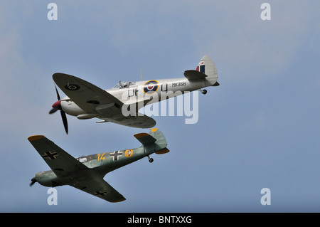 Spitfire e messerschmitt 108 Foto Stock