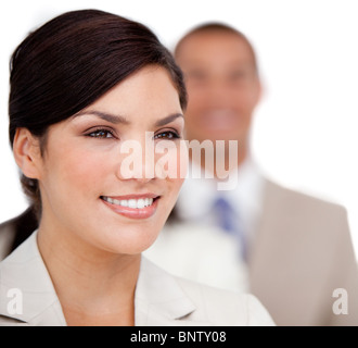 Due partner commerciali sorridere mentre guardando la telecamera Foto Stock