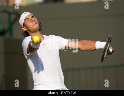 Rafael Nadal (ESP) serve durante il torneo di Wimbledon Tennis Championships 2010 Foto Stock